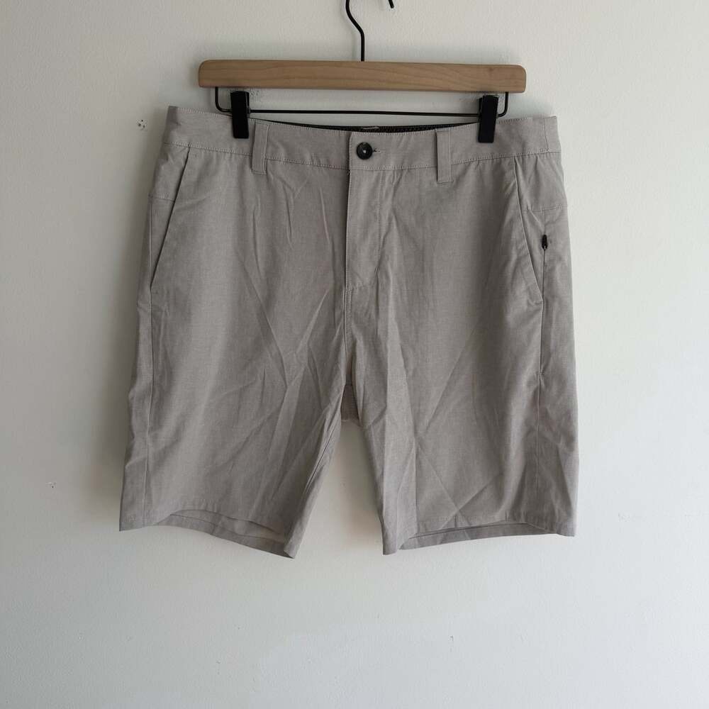 Vuori Men’s Aim 8” Shorts Khaki Tan Size 32 Outdoor Casual Hiking Golf Stretch